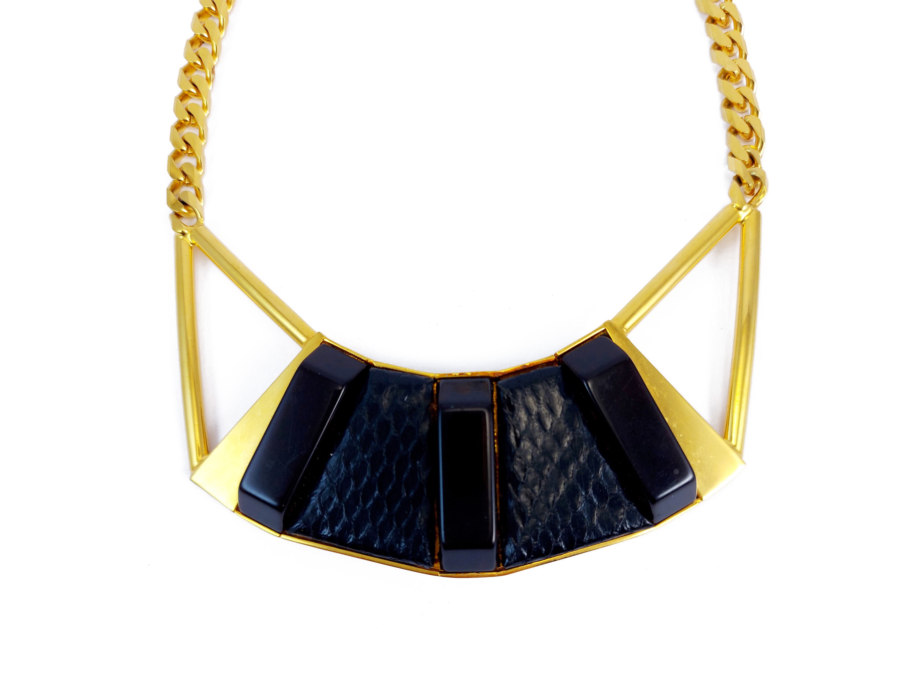 Collana in metallo golden tone con grande scudo centrale in pitone nero e resina