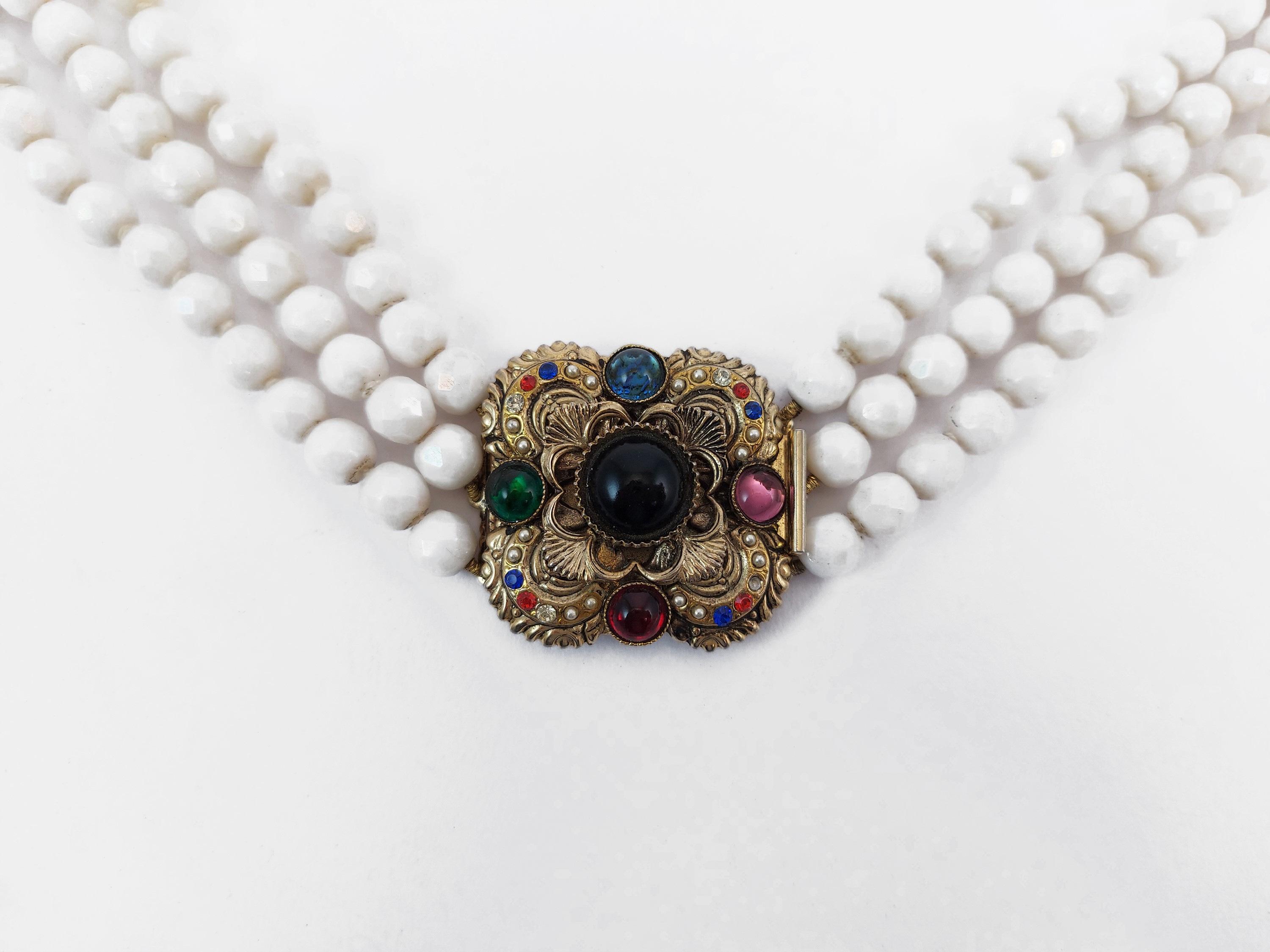 Collana a tre fili degradè con pietre bianche