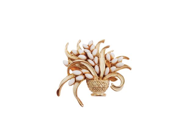 Art - Golden Tone metal brooch
