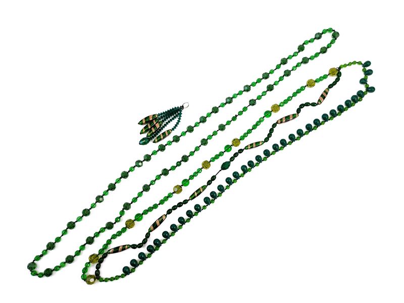 Due Lunghe Collane ed un Pendente in Vetro Verde