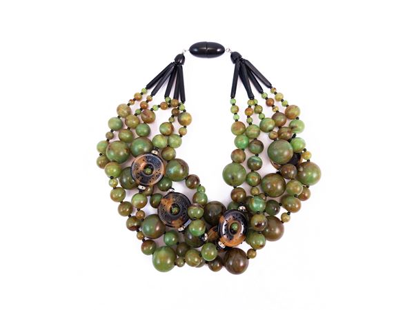 Multifile necklace in green and black resin