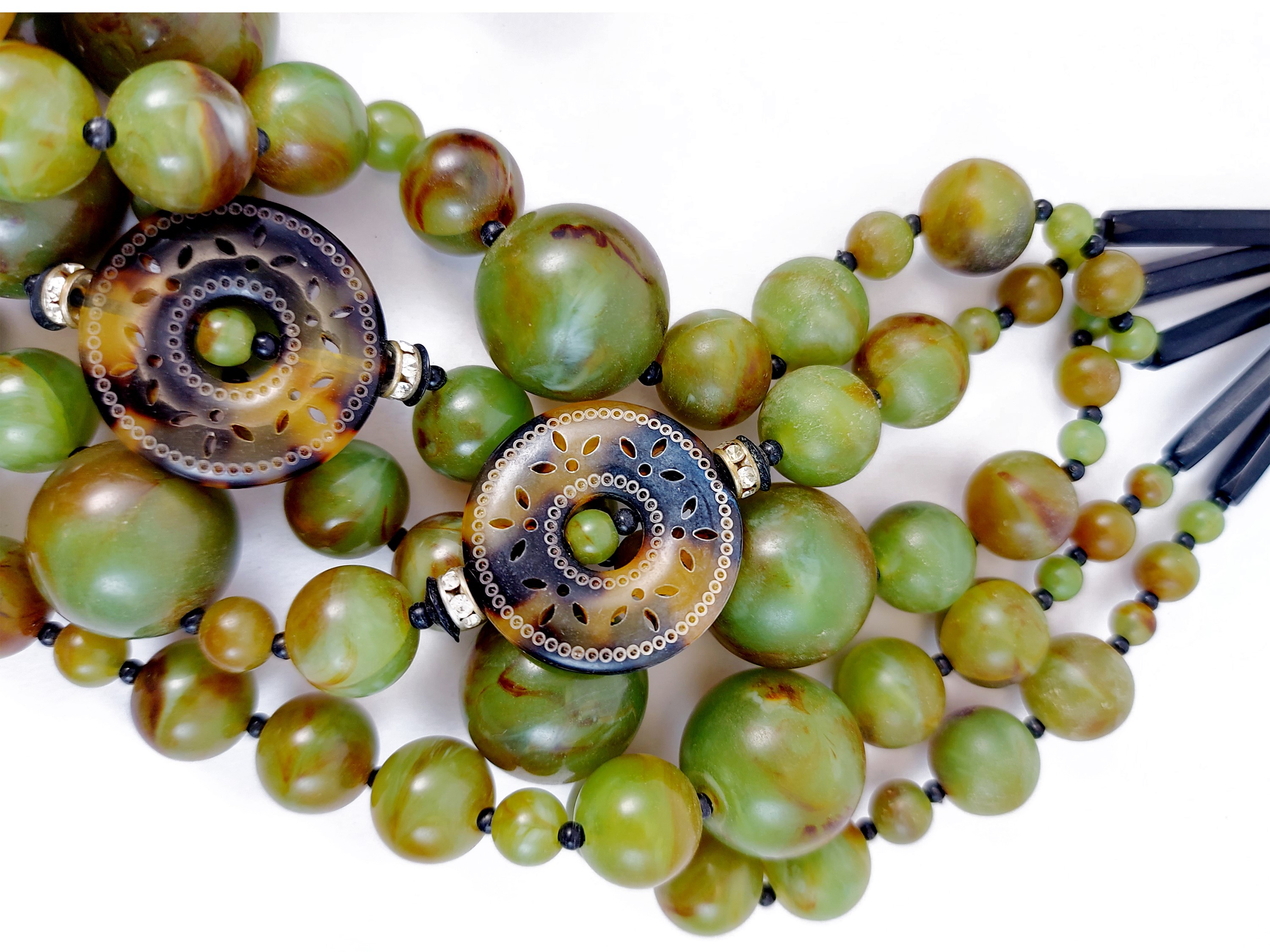 Collana multifilo in resina verde e nera