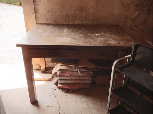 Tavolo da lavoro impiallacciato in noce ed latre essenze