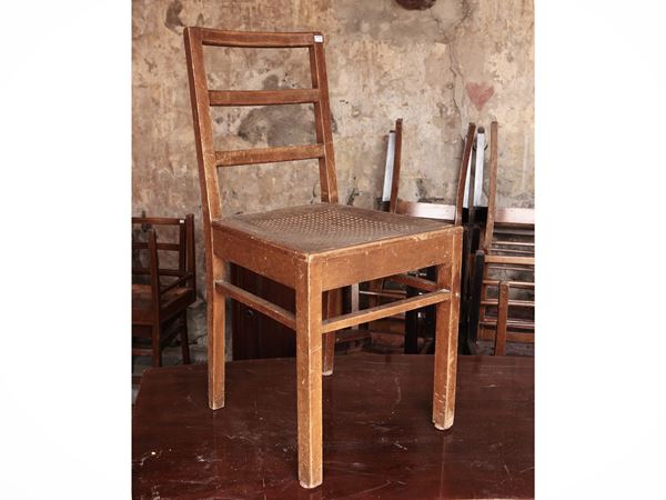Serie di sette sedie in legno tenero