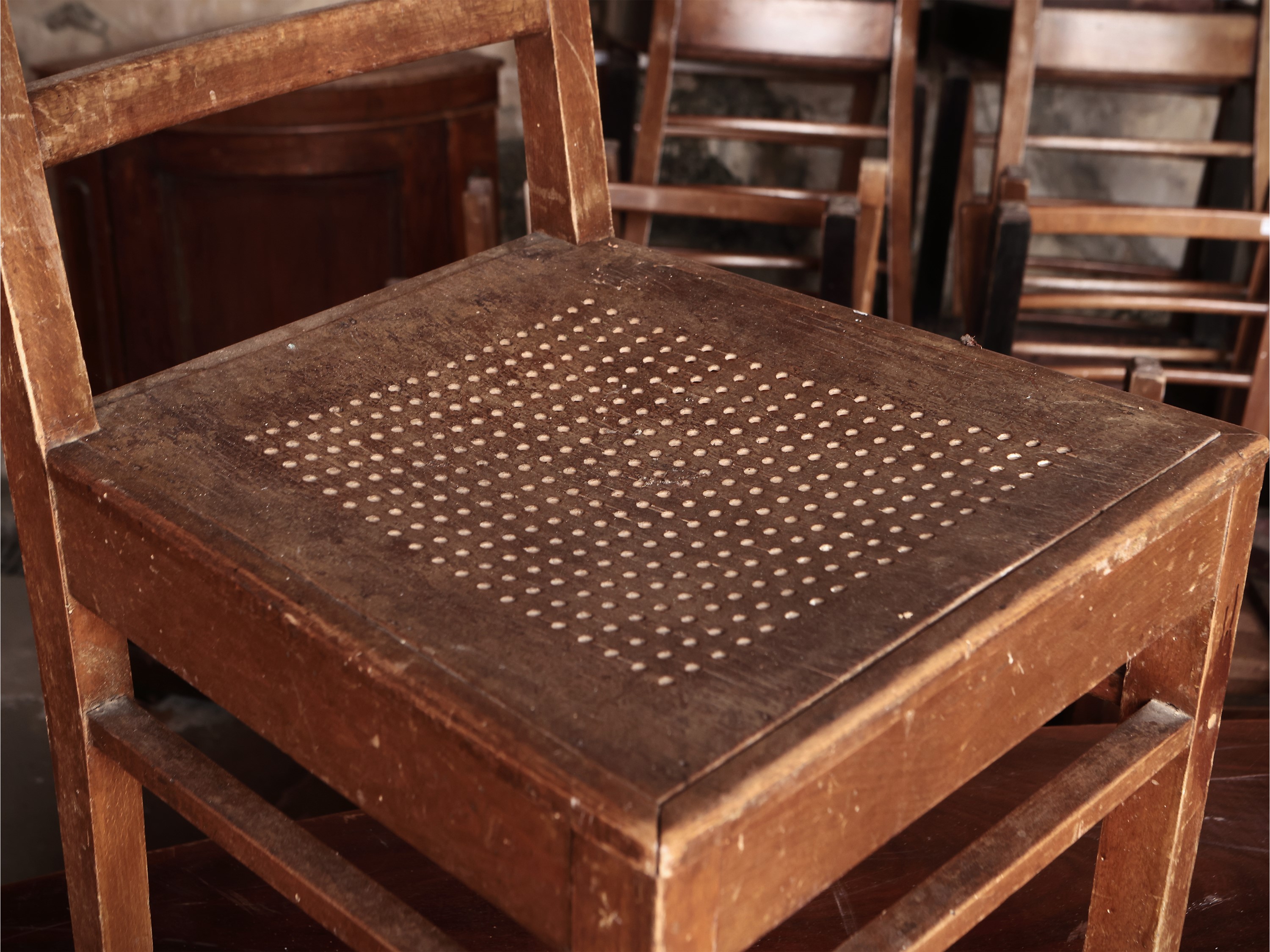 Serie di Sette Sedie in Legno Tenero