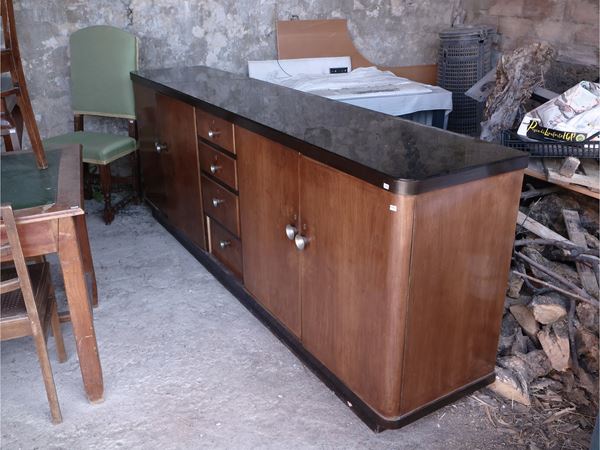 Credenza impiallacciata in piuma di noce