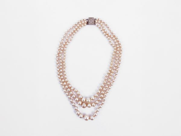 Three degradé threads of simulated pearls