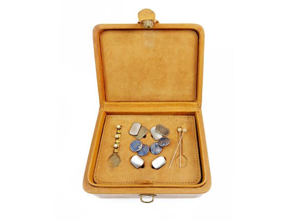 Men's set with cufflinks and buttonholes