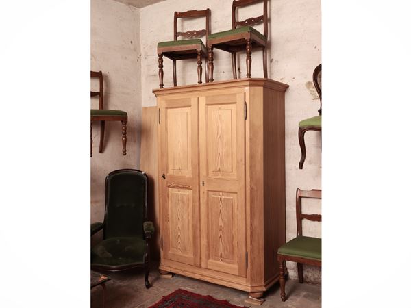 Armadio in legno grezzo