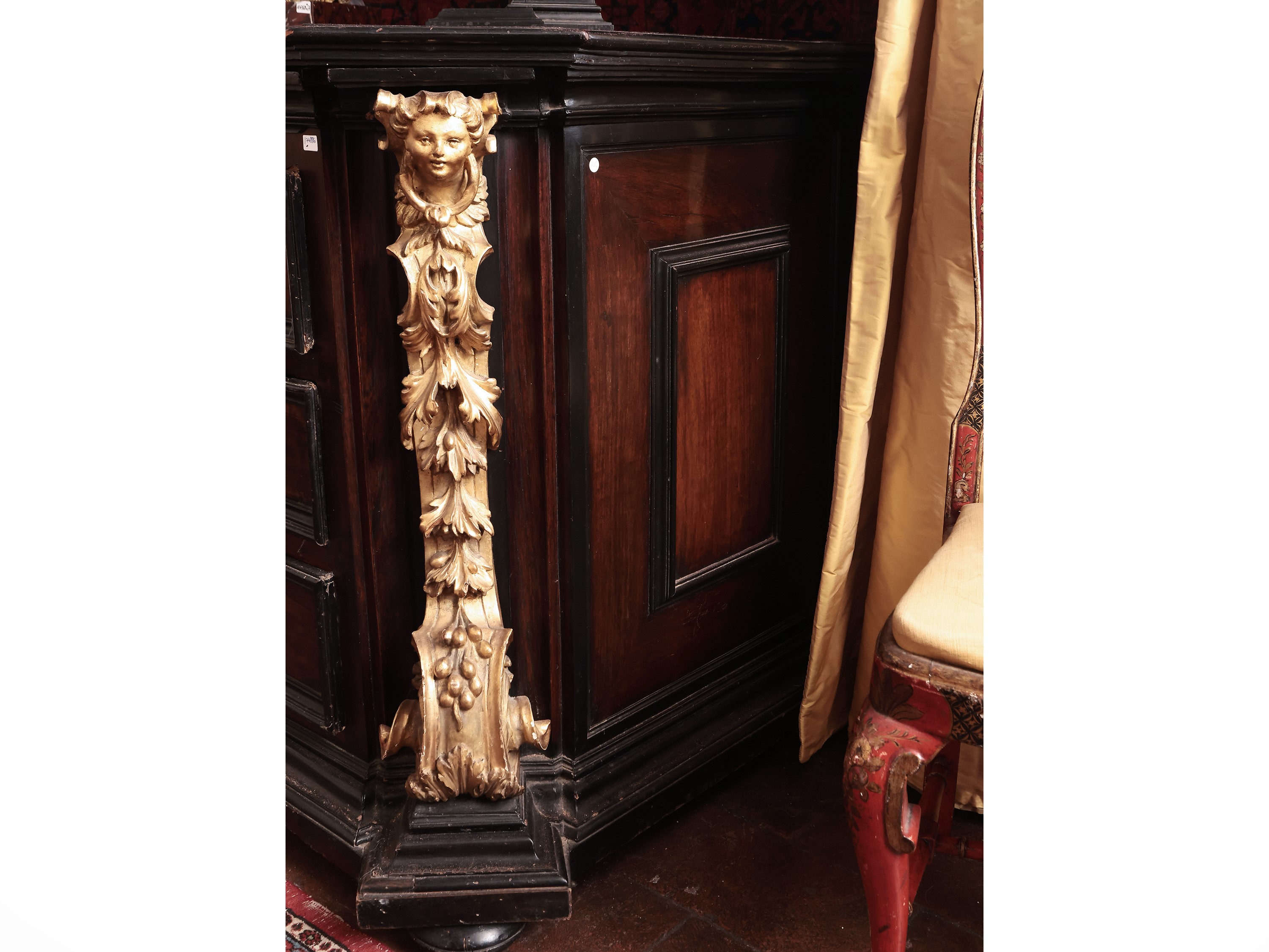 Monumentale Cassettone Lastronato in Noce