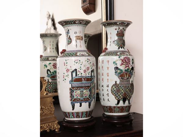 Coppia di vasi orientali in porcellana