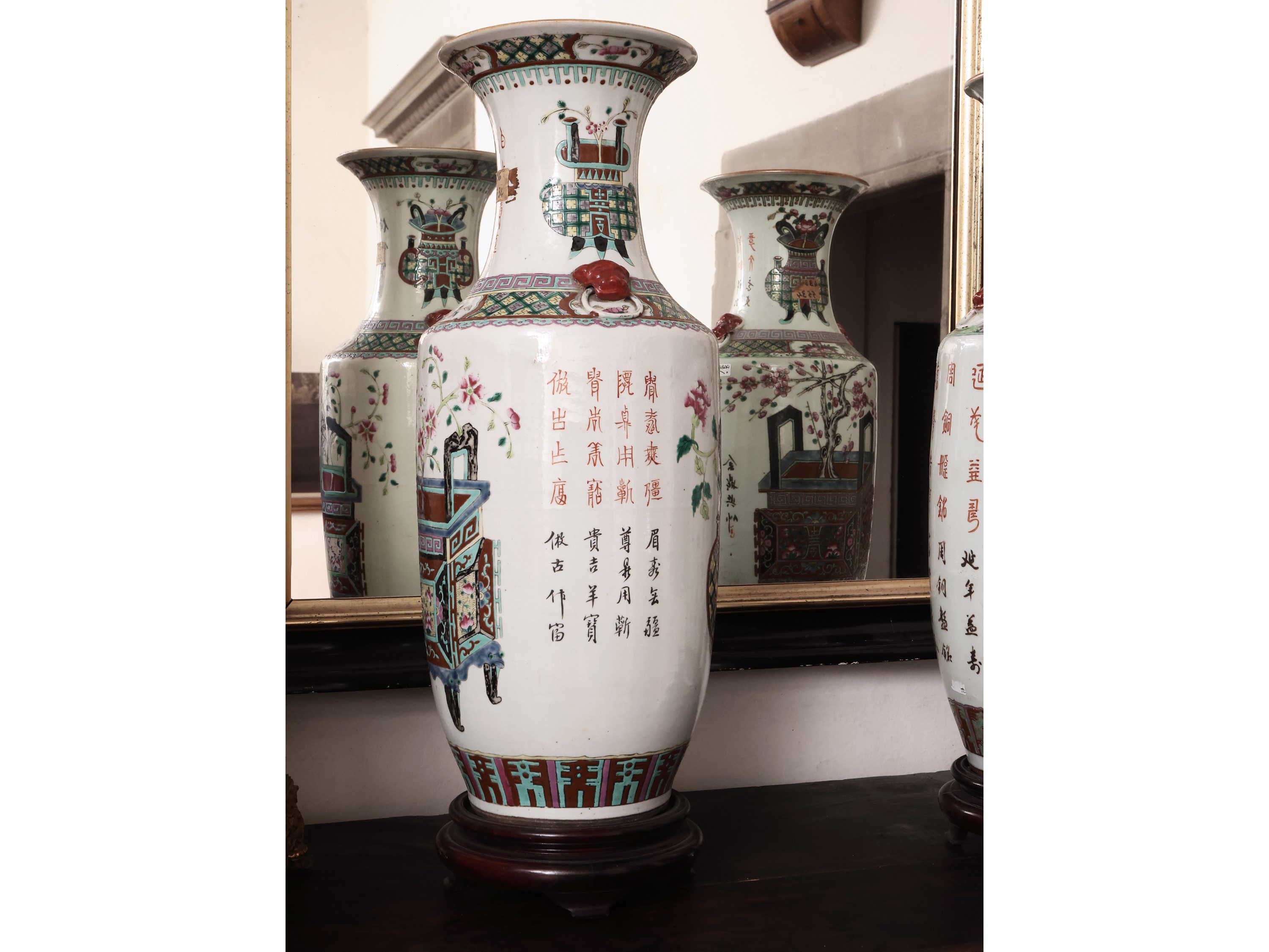 Coppia di Vasi Orientali in Porcellana
