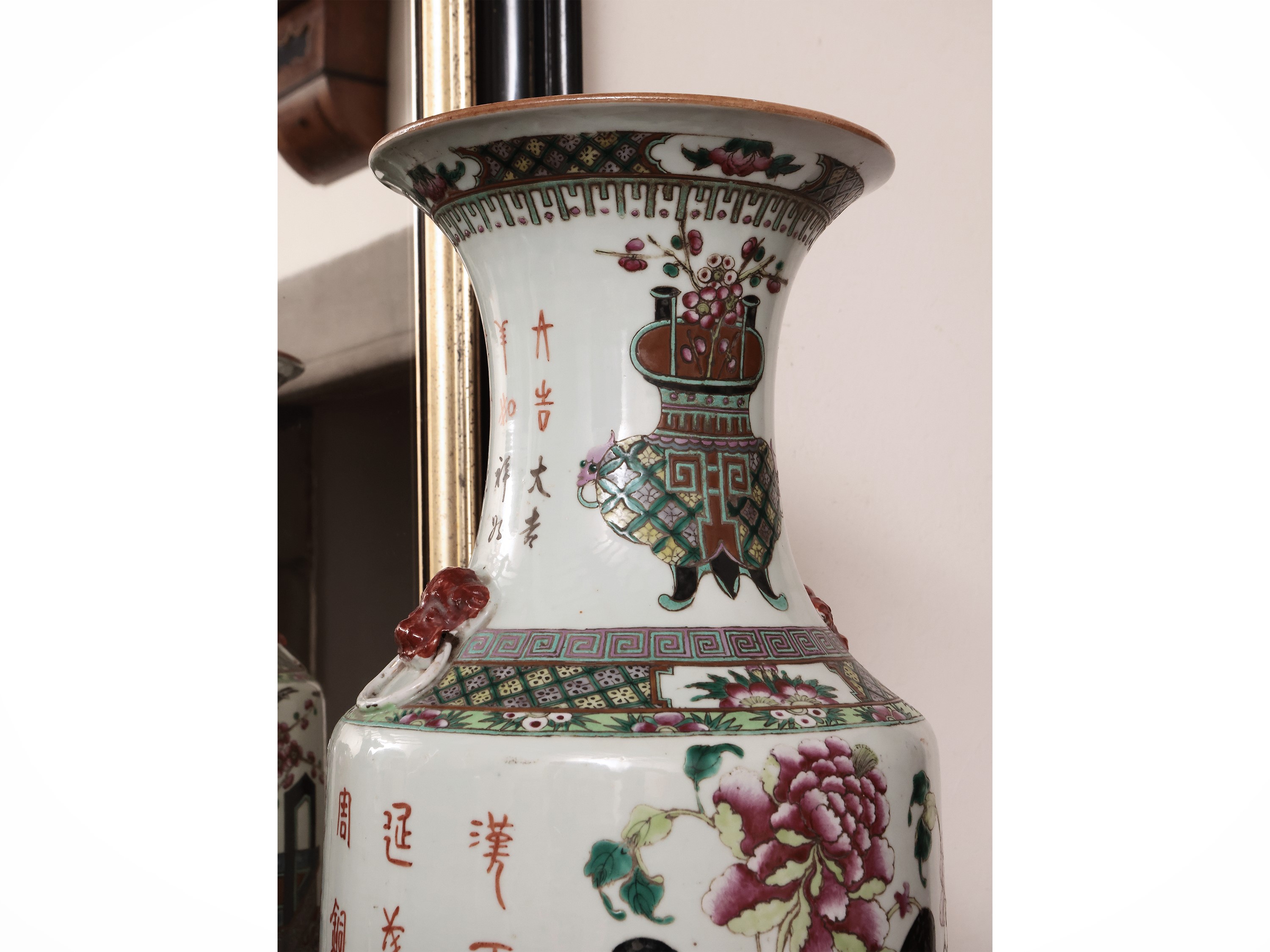 Coppia di Vasi Orientali in Porcellana
