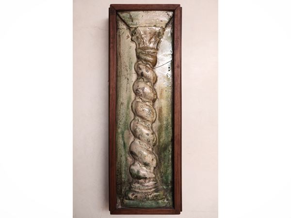 Serie di tre formelle in maiolica