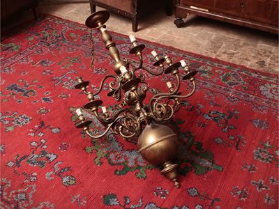 Grande Lampadario in Ottone di Gusto Fiammingo