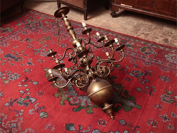 Grande lampadario in ottone di gusto fiammingo