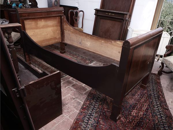 Letto singolo impiallacciato in noce e piuma di noce
