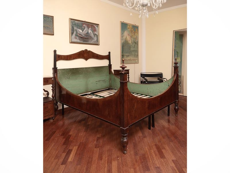 Letto Matrimoniale Impiallacciato in Piuma di Mogano