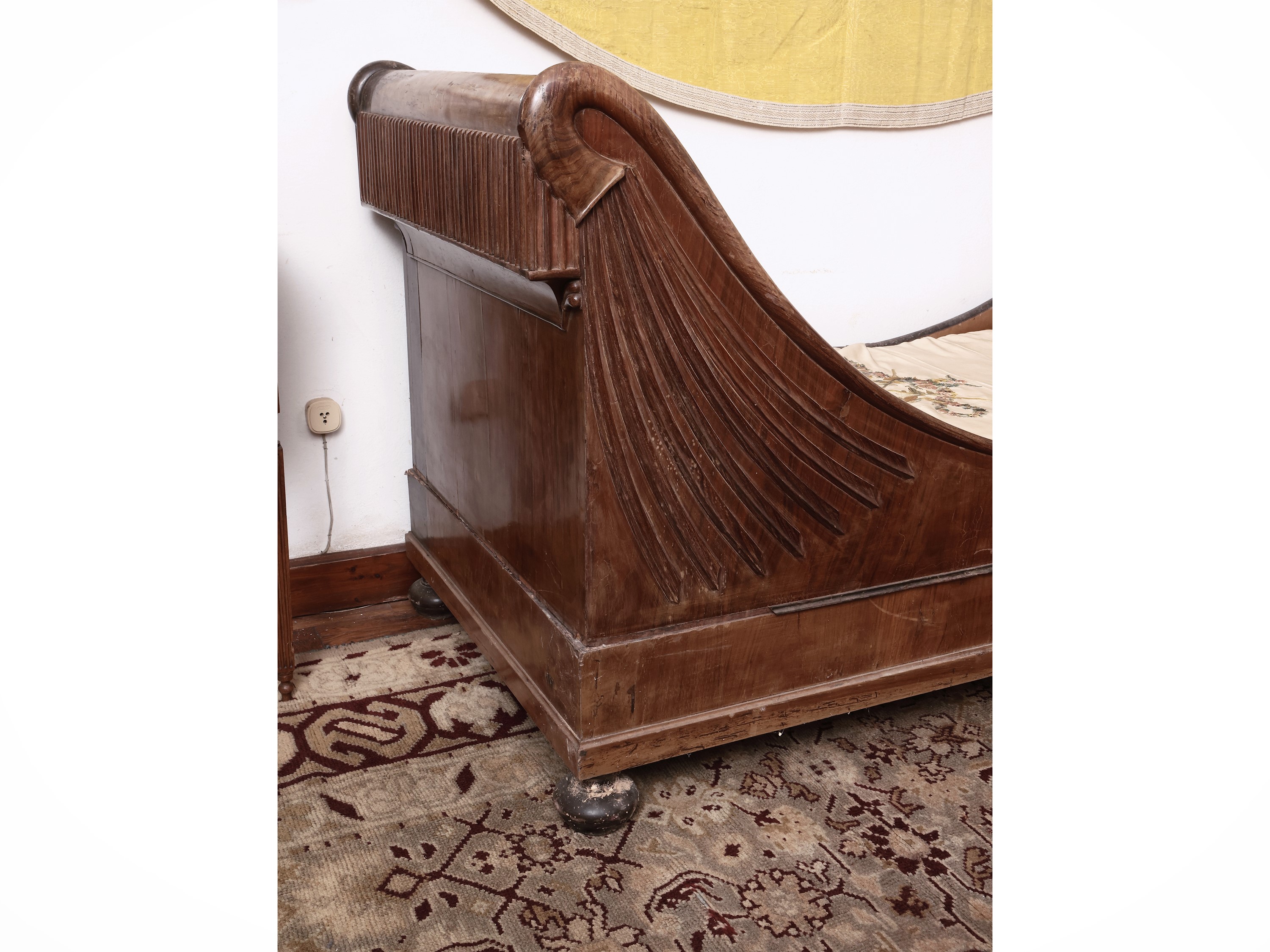 Letto singolo a barca in noce