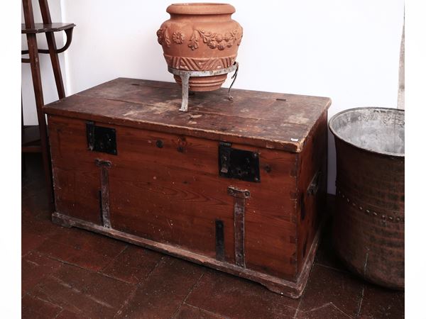 Cassa in legno tenero con dettagli in metallo