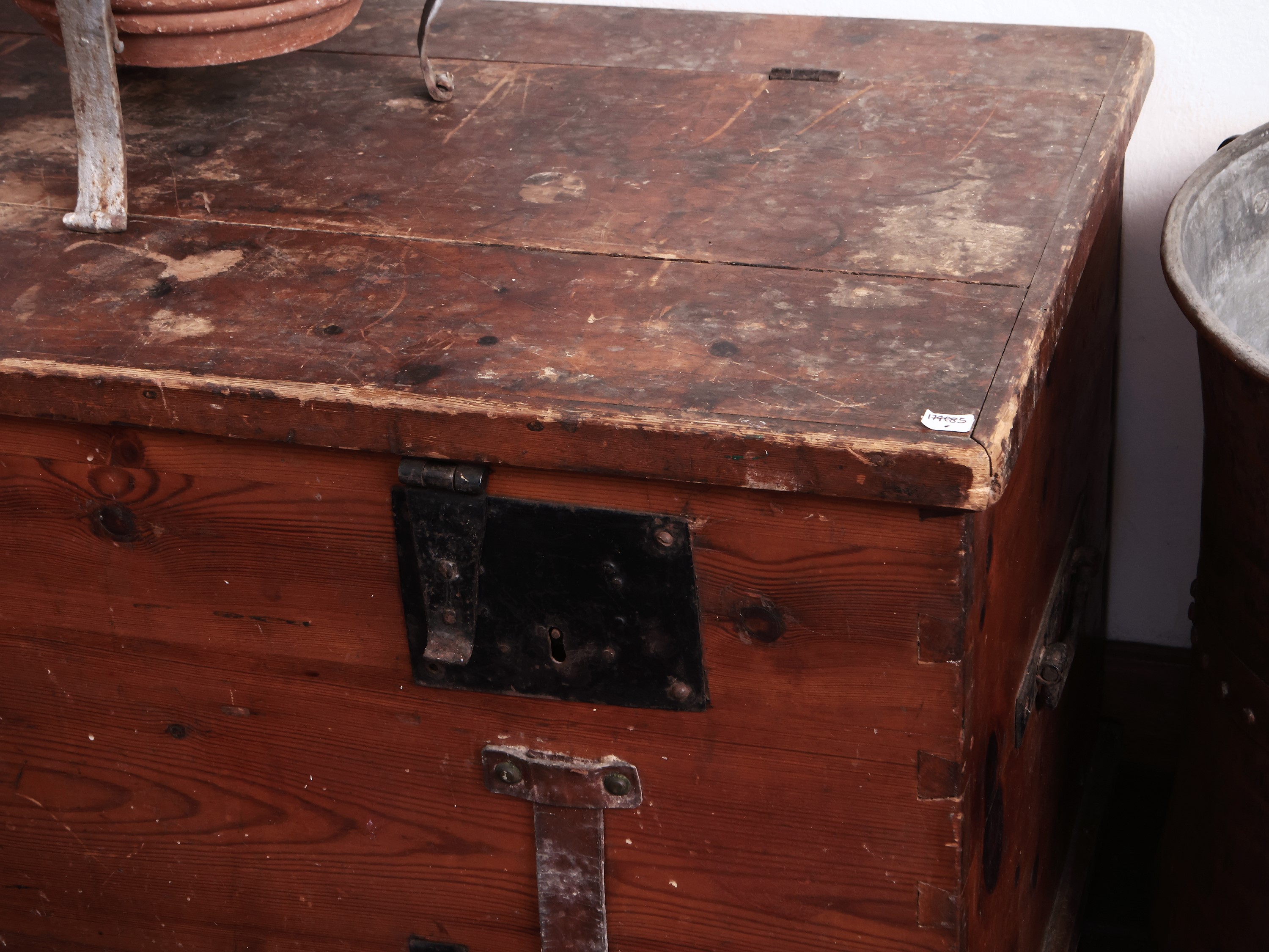 Cassa in Legno Tenero con Dettagli in Metallo