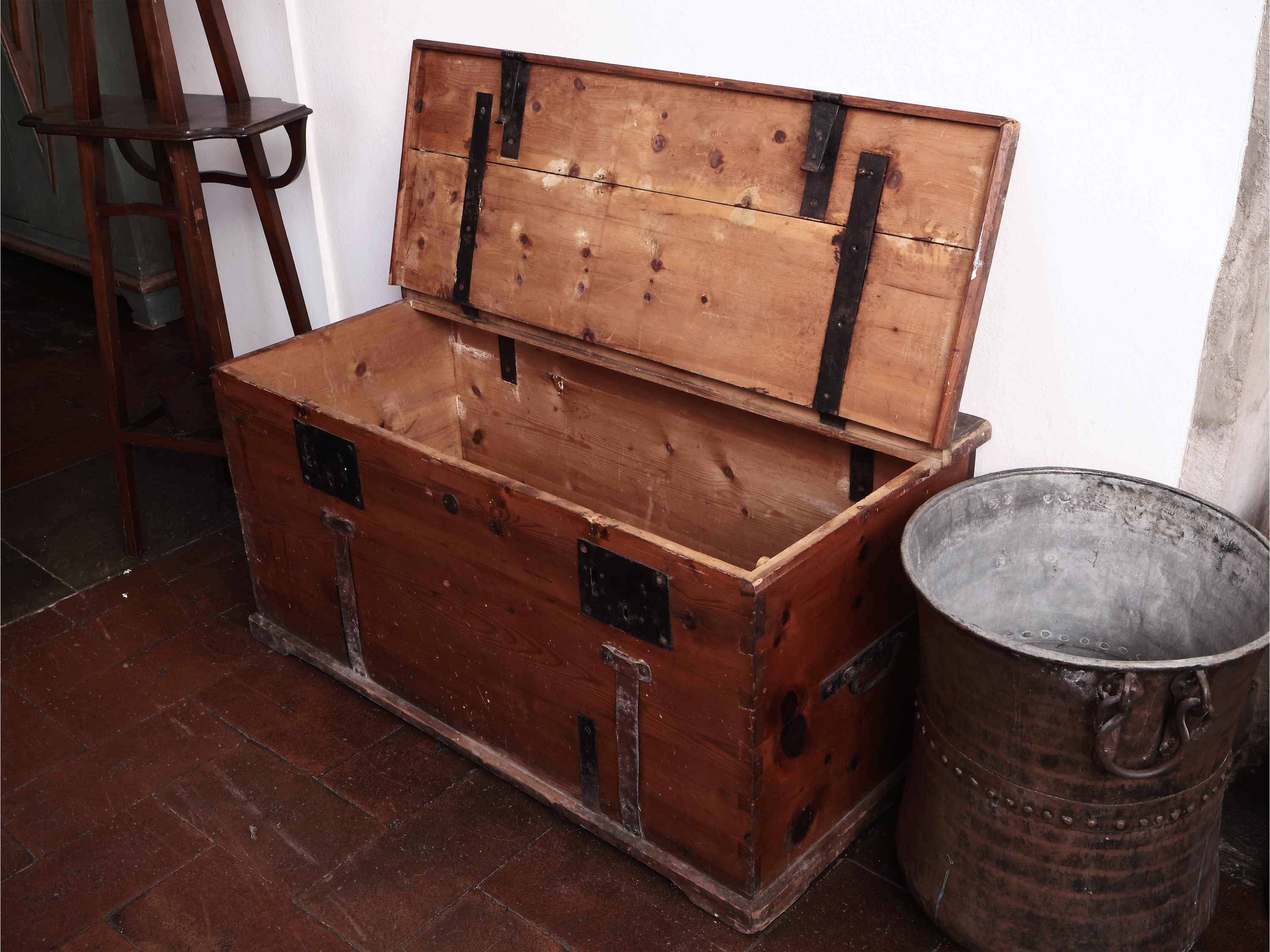Cassa in Legno Tenero con Dettagli in Metallo