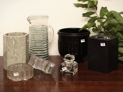 Assortimento di vasi, centrotavola e accessori per la casa in vetro e altri materiali