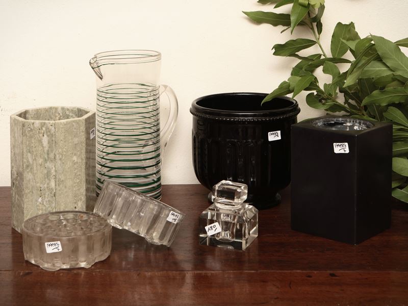 Assortimento di vasi, centrotavola e accessori per la casa in vetro e altri materiali