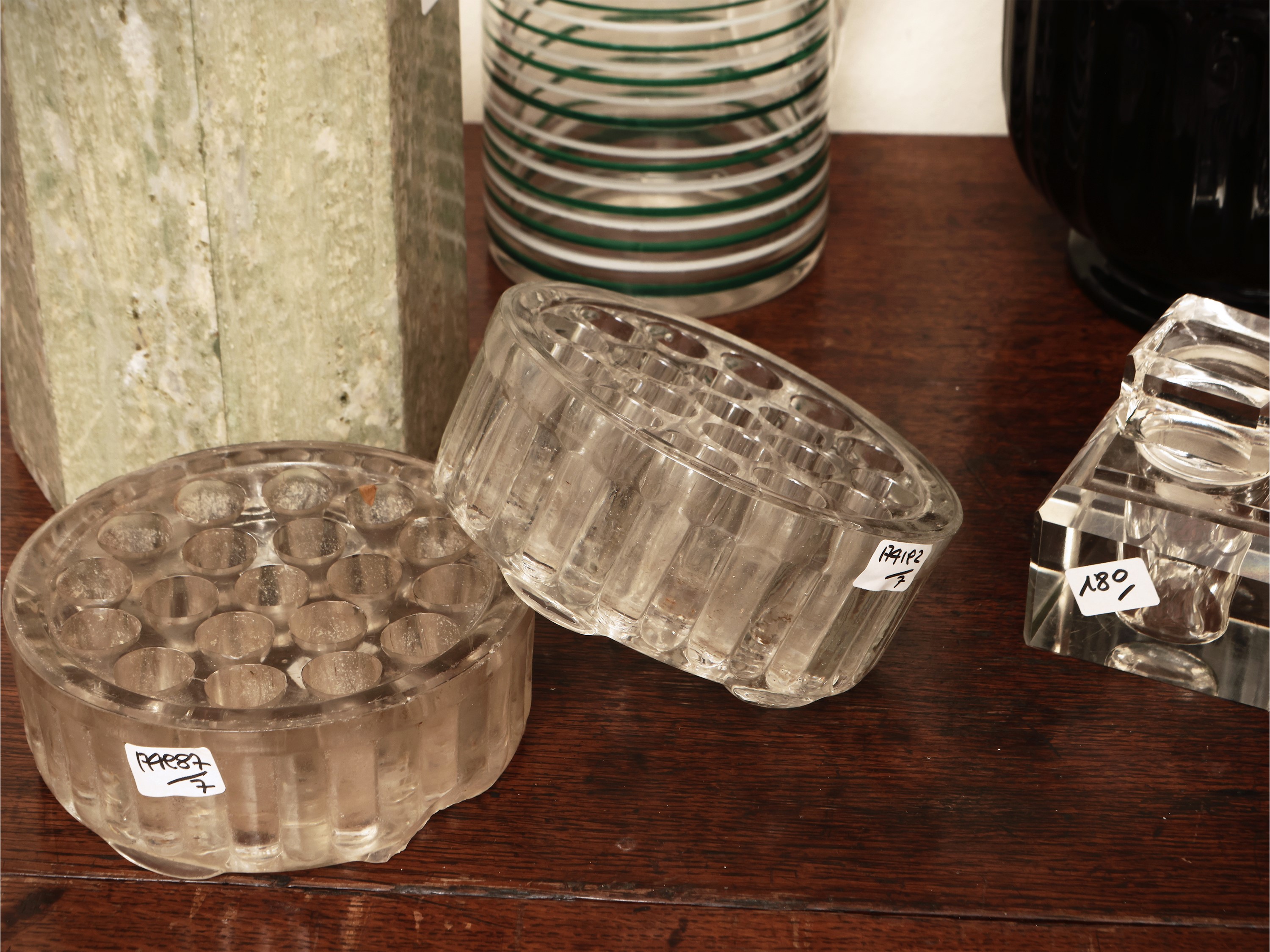 Assortimento di vasi, centrotavola e accessori per la casa in vetro e altri materiali