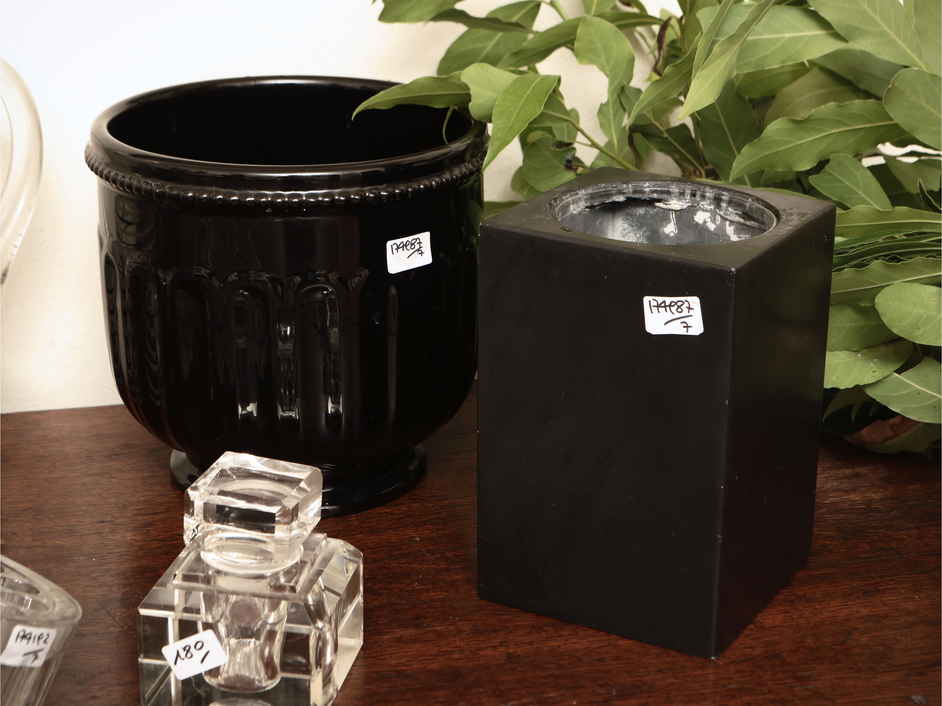 Assortimento di vasi, centrotavola e accessori per la casa in vetro e altri materiali