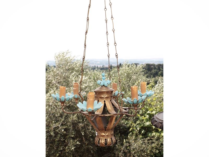 Piccolo Lampadario in Tole Dorata
