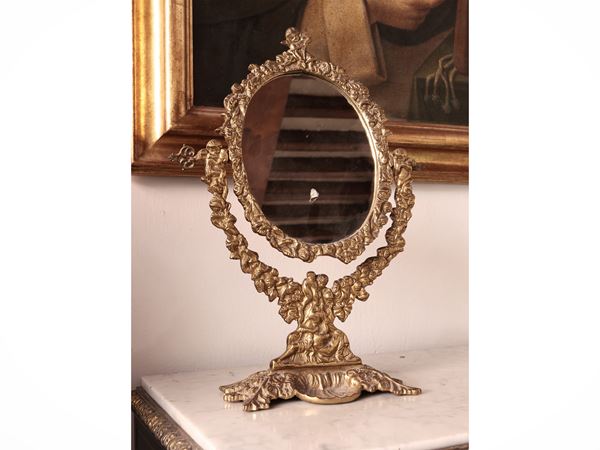 Piccola specchiera da toilette con cornice in metallo dorato