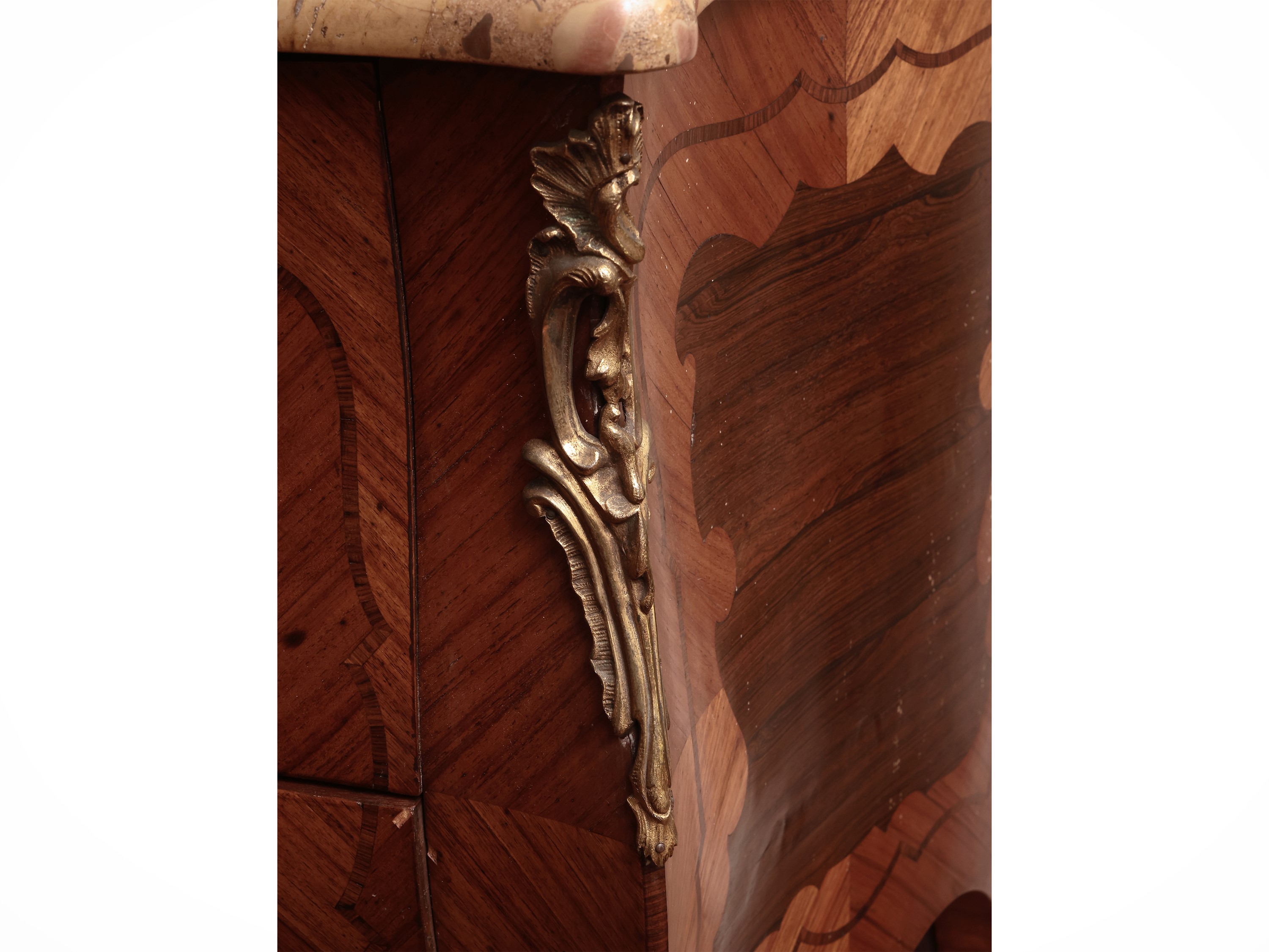 Cassettone Impiallacciato in Legno di Rosa