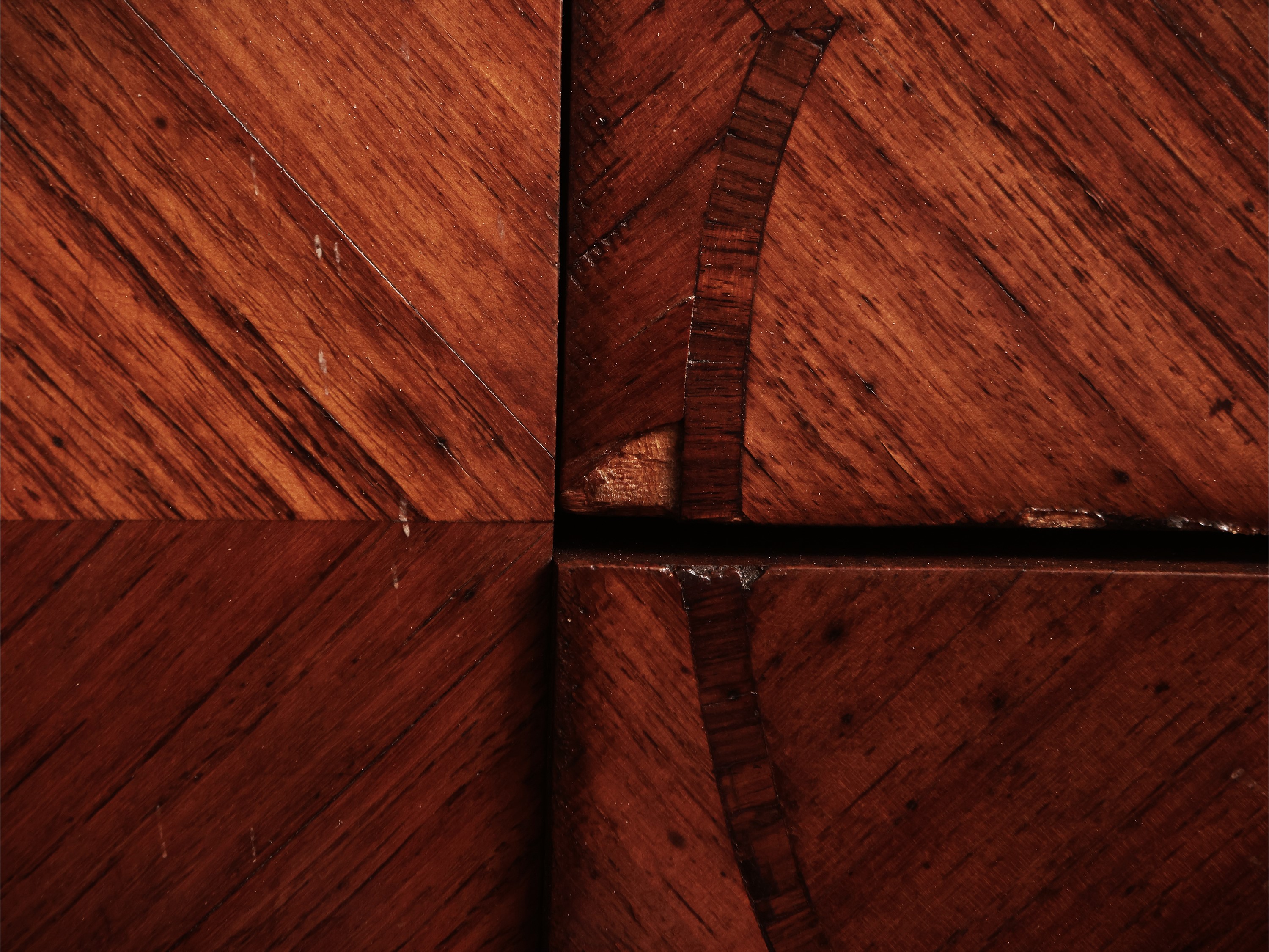 Cassettone Impiallacciato in Legno di Rosa