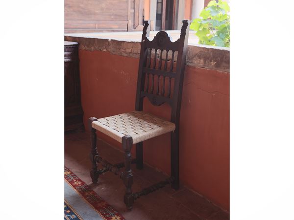 Coppia di sedie rustiche in noce