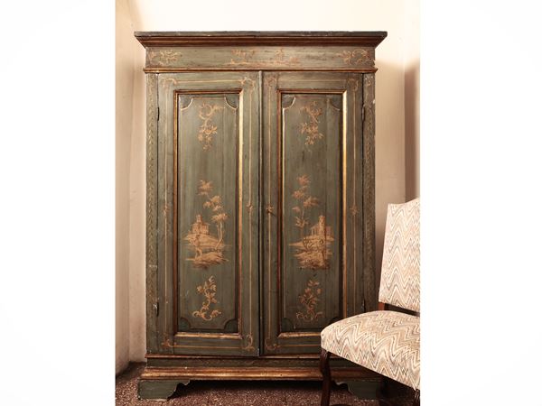 Armadio in legno laccato color verde salvia