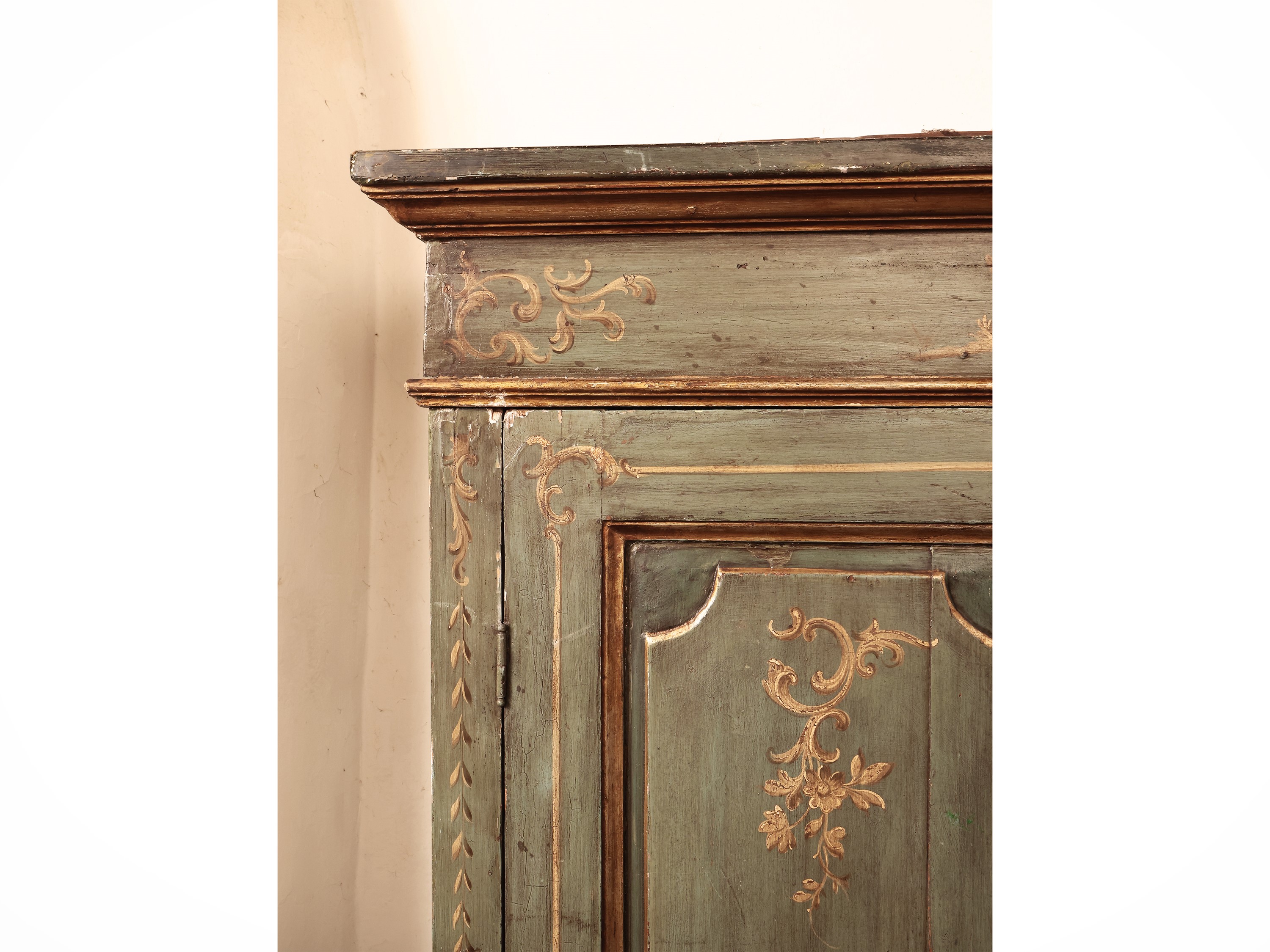Armadio in Legno Laccato Color Verde Salvia