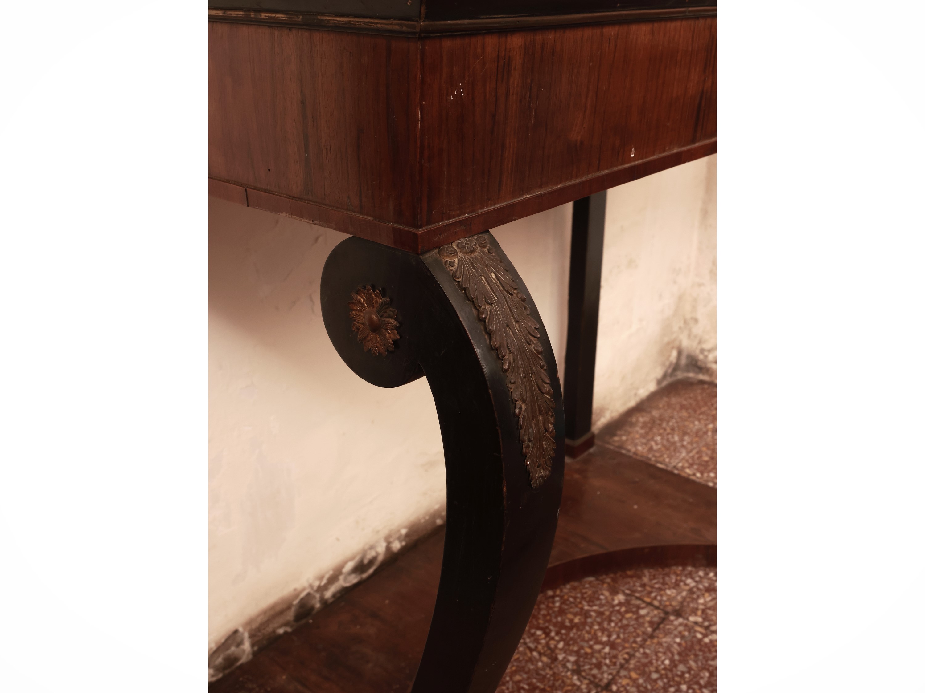 Console Impiallacciata in Noce
