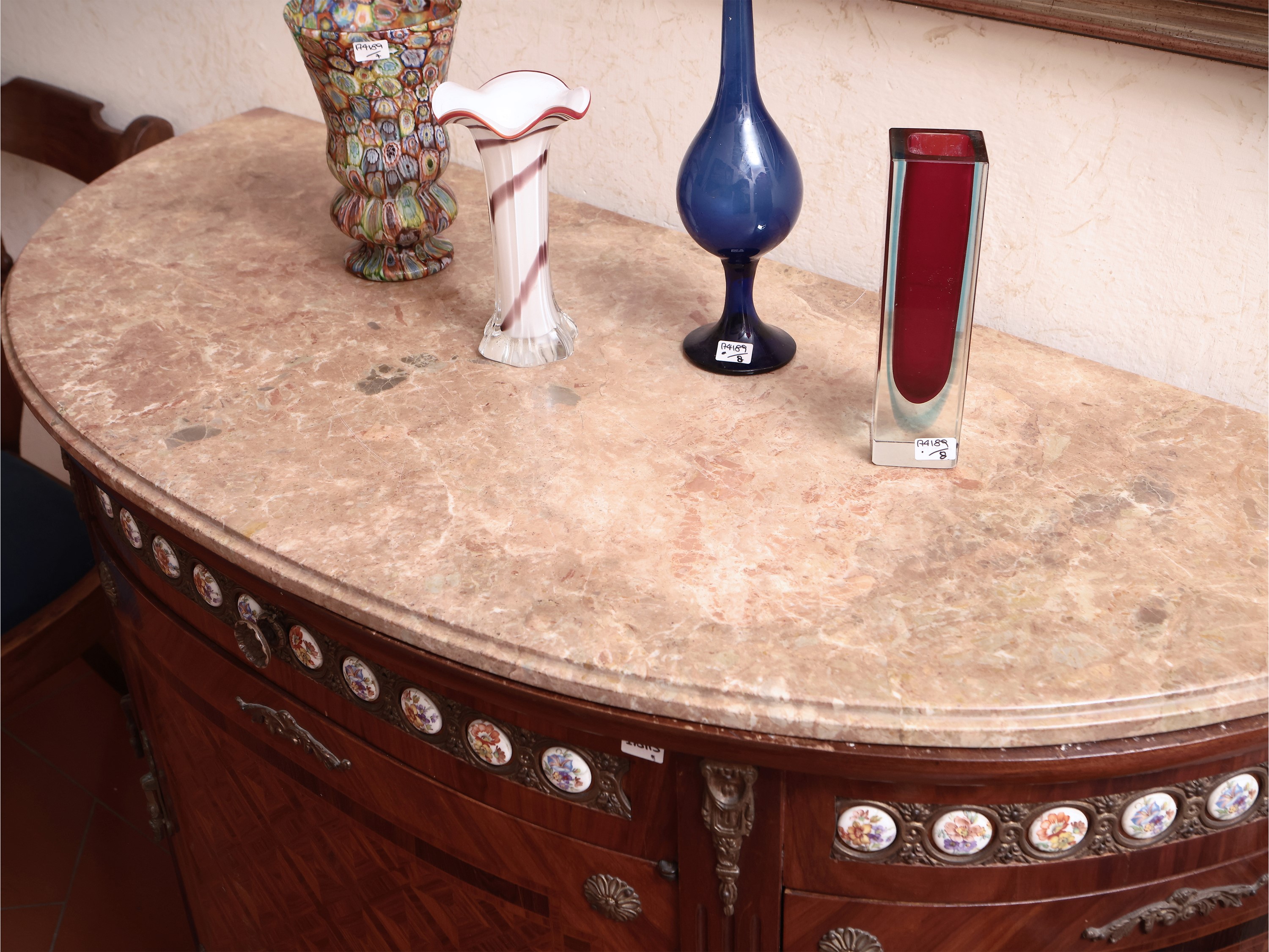 Piccola Credenza Impiallacciata e Intarsiata in Legno di Rosa