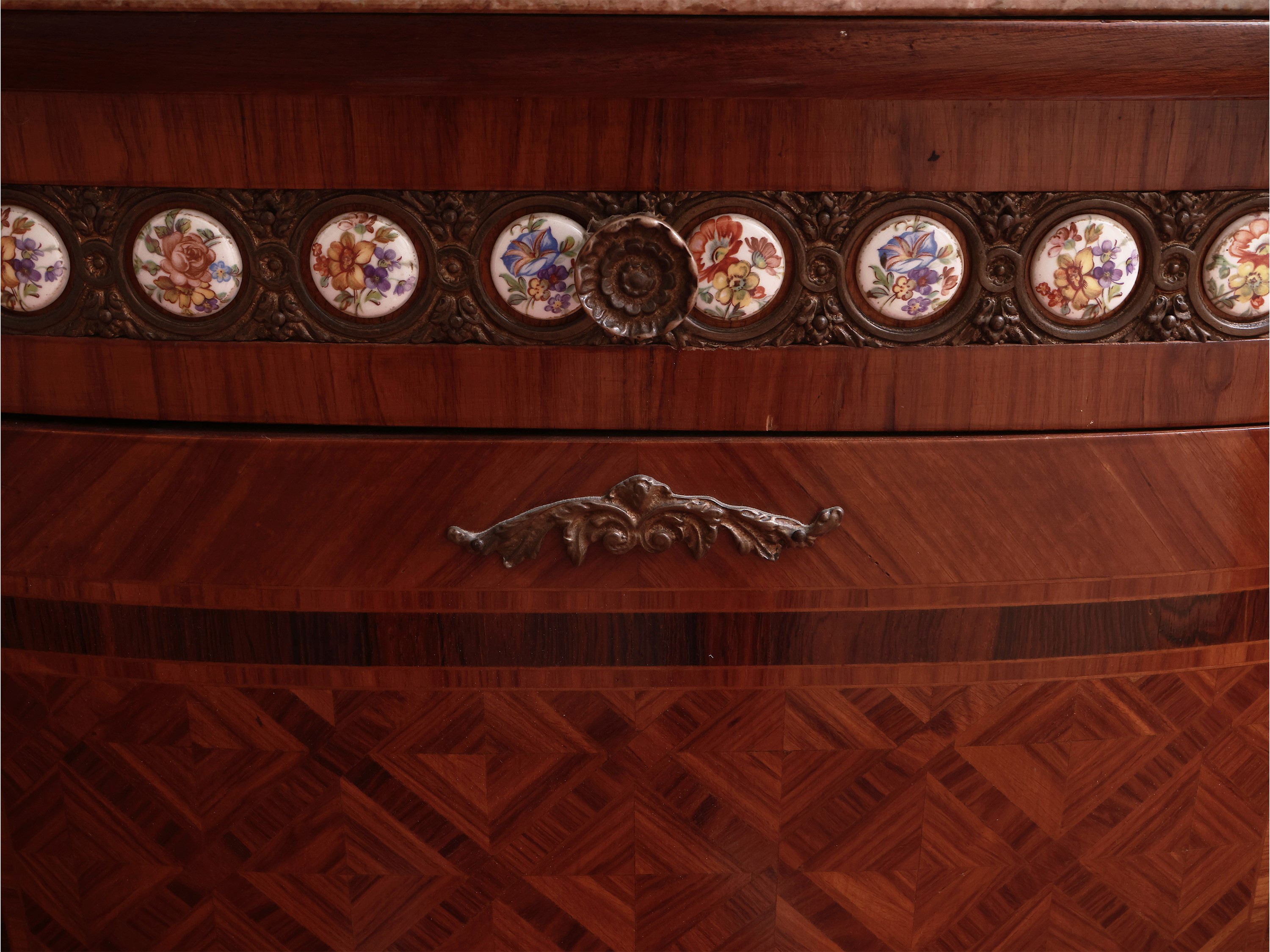 Piccola Credenza Impiallacciata e Intarsiata in Legno di Rosa