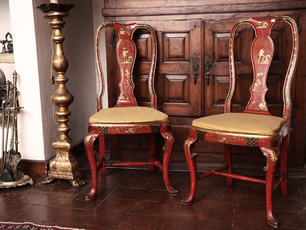 Coppia di sedie a pattona in legno laccato rosso