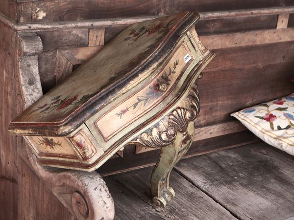 Mensola pensile in legno intagliato, dorato e laccato verde