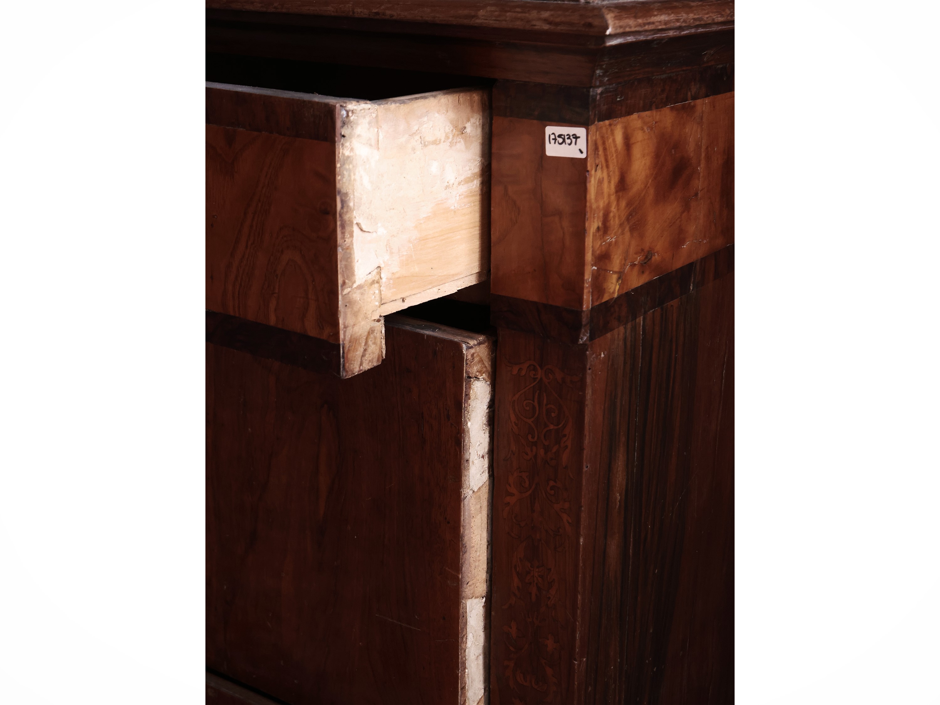 Cassettone Listrato in Noce