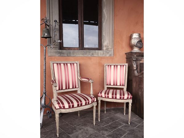 Serie di tre sedie in legno intagliato e laccato bianco
