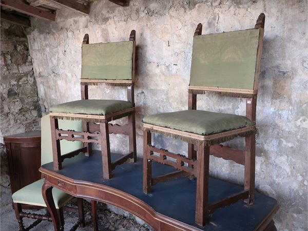 Coppia di seggioloni in noce