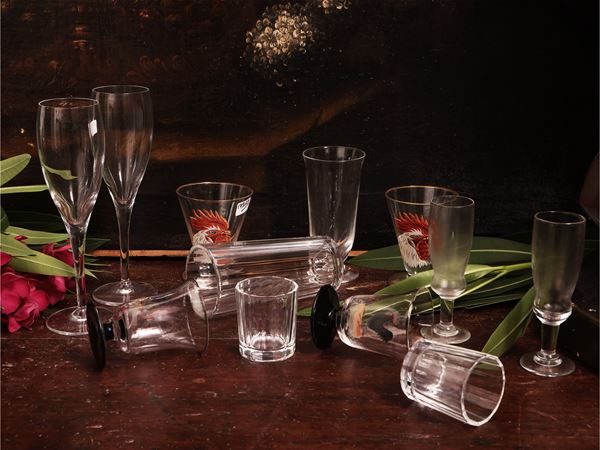 Miscellanea di bicchieri per cocktail e aperitivi