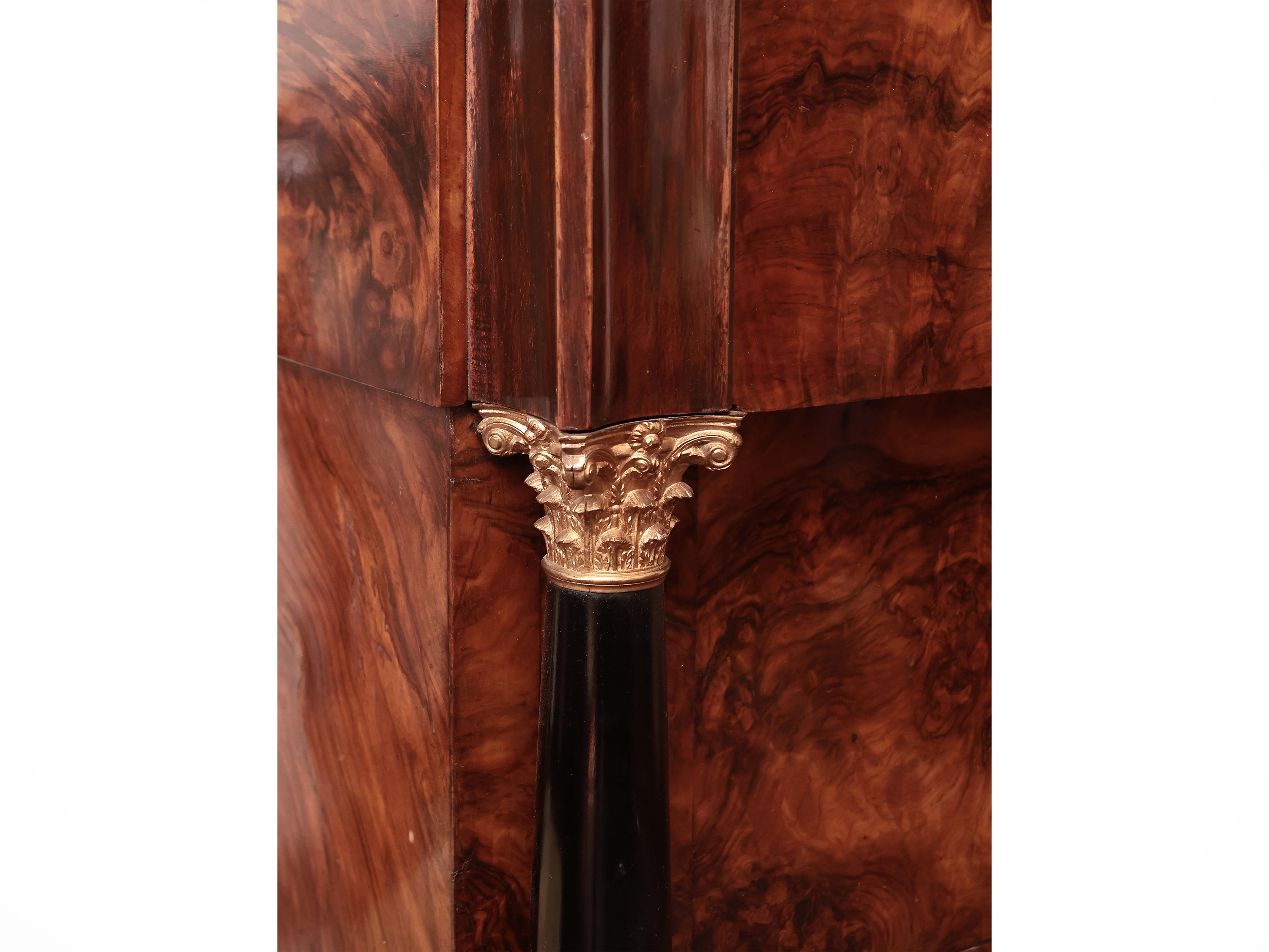 Cassettone impiallacciato in radica di noce