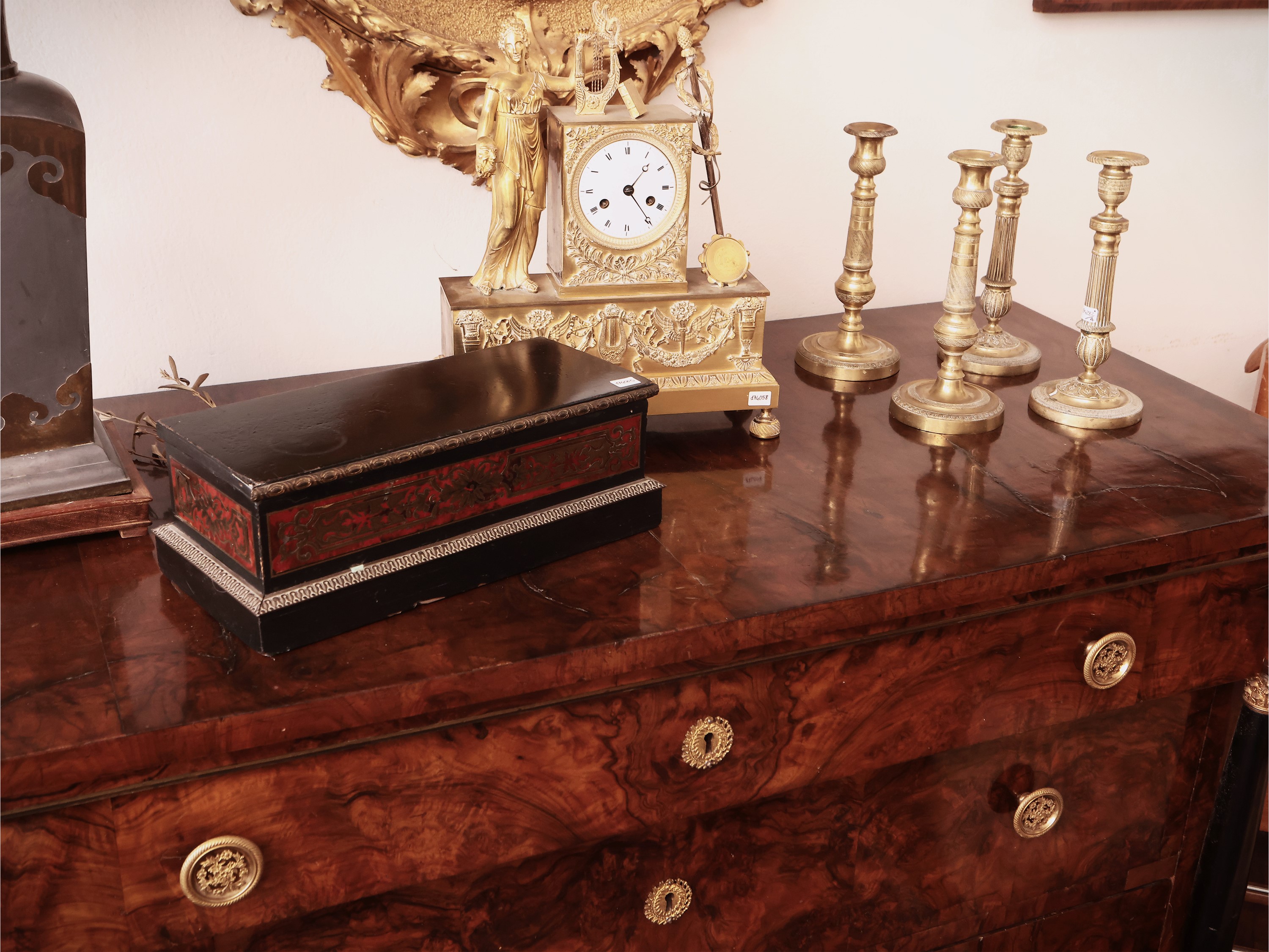 Cassettone impiallacciato in radica di noce