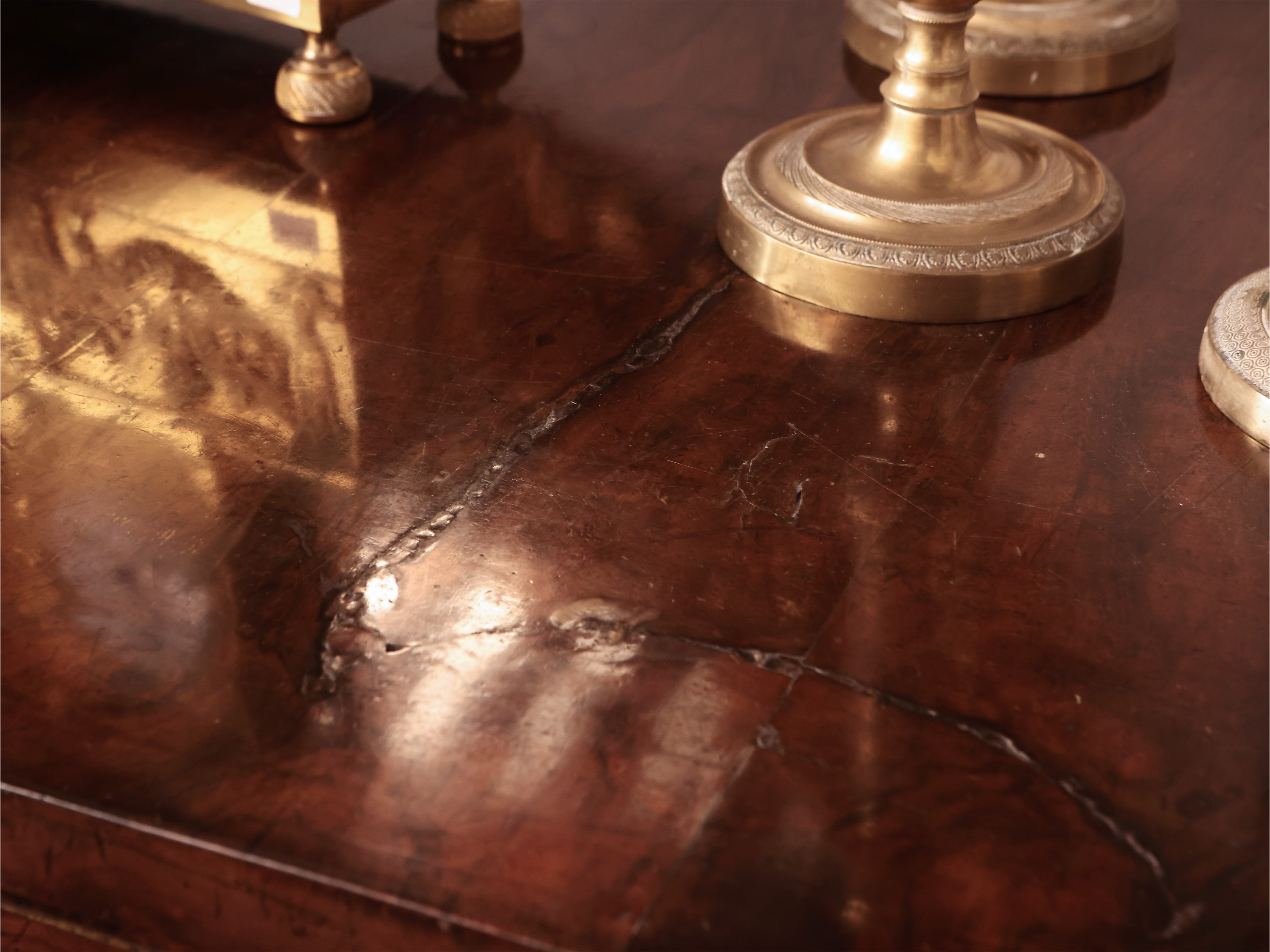 Cassettone impiallacciato in radica di noce