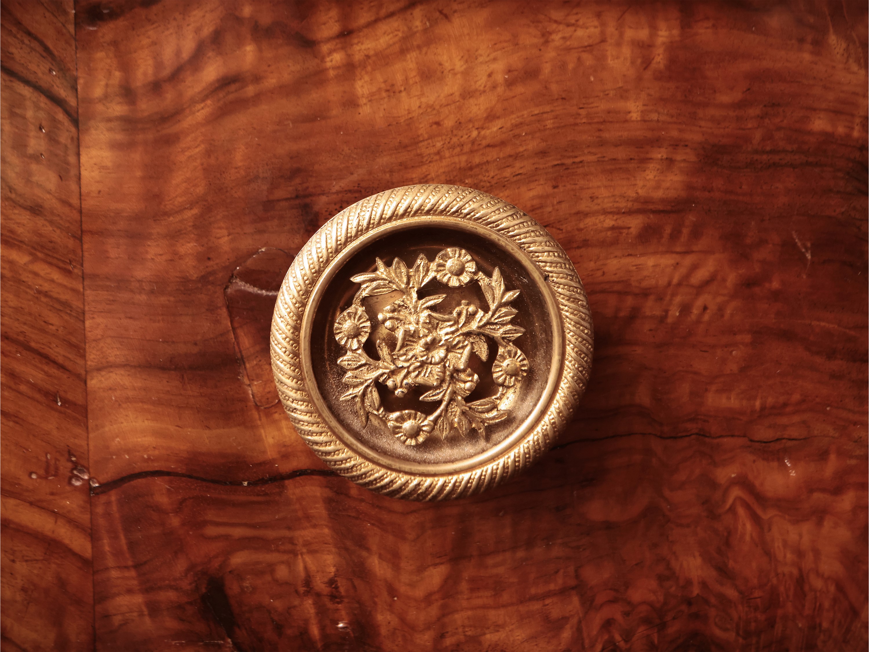 Cassettone impiallacciato in radica di noce